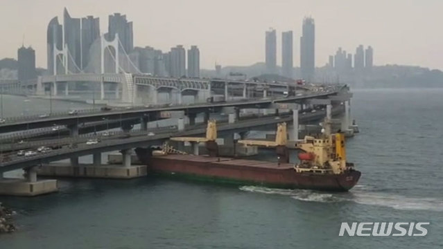 2019년 12월 부산항을 오가는 외국적 화물선이 관제지시를 무시하고 운항하다가 광안대교와 충돌하는 사고가 발생했다. (사진=군산해경 제공)