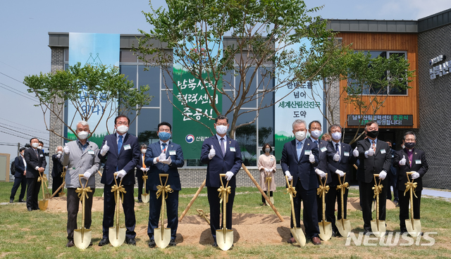 [대전=뉴시스] 남북산림협력센터 준공식에 참석자들이 기념식수를 준비하고 있다.