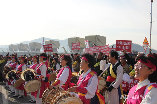 [공주=뉴시스] 지난해 공주보 부분 해체 소식이 전해지자, 농민들이 공주보 인근해서 해체 반대를 요구하며 시위를 하고 있다. 2019.02.26. ssong1007@newsis.com