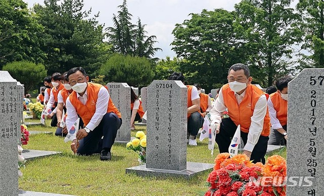 한화커뮤니케이션위원회 김신연 사장(오른쪽)과 참석자들이 태극기를 교체하고 있다.