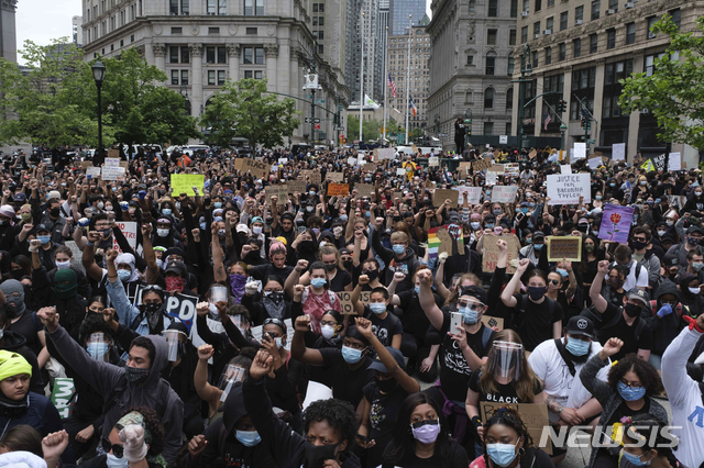 [뉴욕=AP/뉴시스]2일(현지시간) 미국 뉴욕에서 조지 플로이드의 사망에 항의하는 시위가 열린 모습. 2020.06.03.