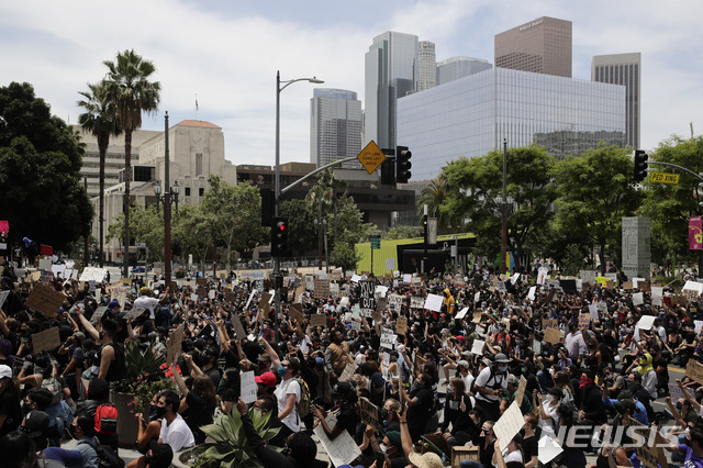 [ 로스앤젤레스= AP/뉴시스] 2일 LA시청앞에서 집회를 갖고 행진하는 LA 시위대.  