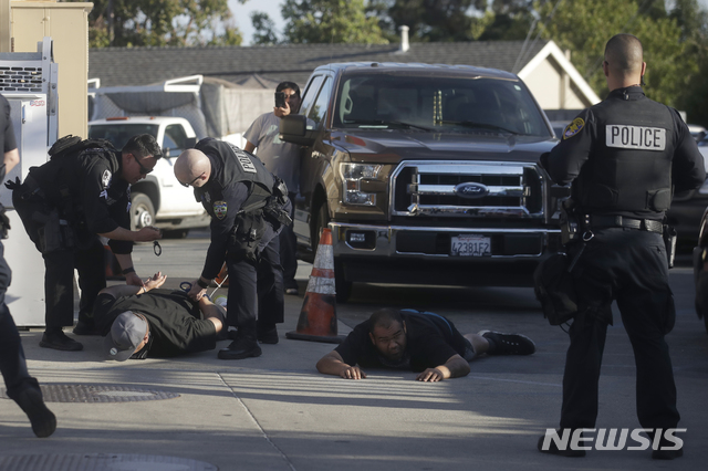[ 레드우드( 미 캘리포니아주)= AP/뉴시스] 캘리포니아주 경찰이 2일 (현지시간) 플로이드의 죽음에 항의하는 시위대 일부를 땅에 엎드리게 한 뒤 수갑을 채워 체포하고 있다.   