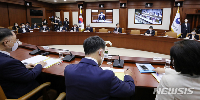 [서울=뉴시스]김명원 기자 = 정세균 국무총리가 3일 서울 종로구 정부서울청사에서 열린 국정현안점검조정회의에 참석해 발언하고 있다. 2020.06.03. kmx1105@newsis.com