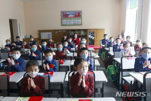 [평양=AP/뉴시스]3일 북한 평양의 김성주 소학교 학생들이 신종 코로나바이러스 감염증(코로나19) 예방을 위해 마스크를 쓴 채 수업하고 있다. 코로나19로 등교가 미뤄졌던 북한의 모든 학교가 이달 초 개학에 들어가면서 코로나19 방역에 박차를 가하는 것으로 알려졌다. 2020.06.03.