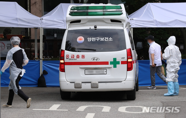 [서울=뉴시스] 이영환 기자 = 신종 코로나 바이러스 감염증(코로나19) 확진자가 4일 오후 서울 중구 서울유스호스텔에 마련된 남산생활치료센터로 들어서고 있다. 서울시는 신종 코로나 바이러스 감염증(코로나19) 확진자 중 경증·무증상 환자 관리를 위해 이날부터 남산생활치료센터를 운영한다. 2020.06.04.  20hwan@newsis.com