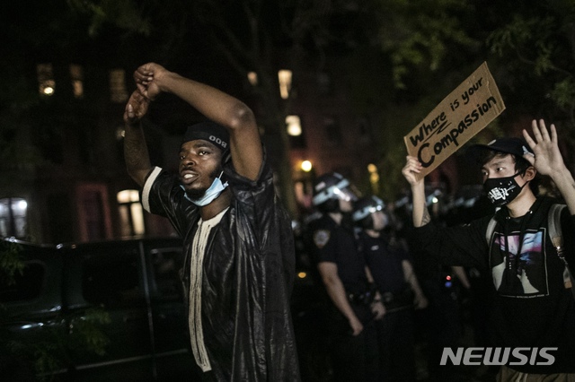 [뉴욕=AP/뉴시스]4일(현지시간) 미국 뉴욕에서 백인 경찰의 가혹행위로 흑인 조지 플로이드가 사망한 사건을 규탄하는 시위가 벌어진 모습. 2020.06.05.  