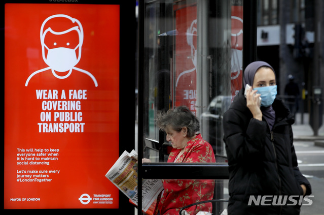 [런던=AP/뉴시스]5일(현지시간) 영국 런던의 한 버스 정류장에 대중 교통 이용시 마스크 착용을 권고하는 광고가 설치돼 있다. 2020.6.6.