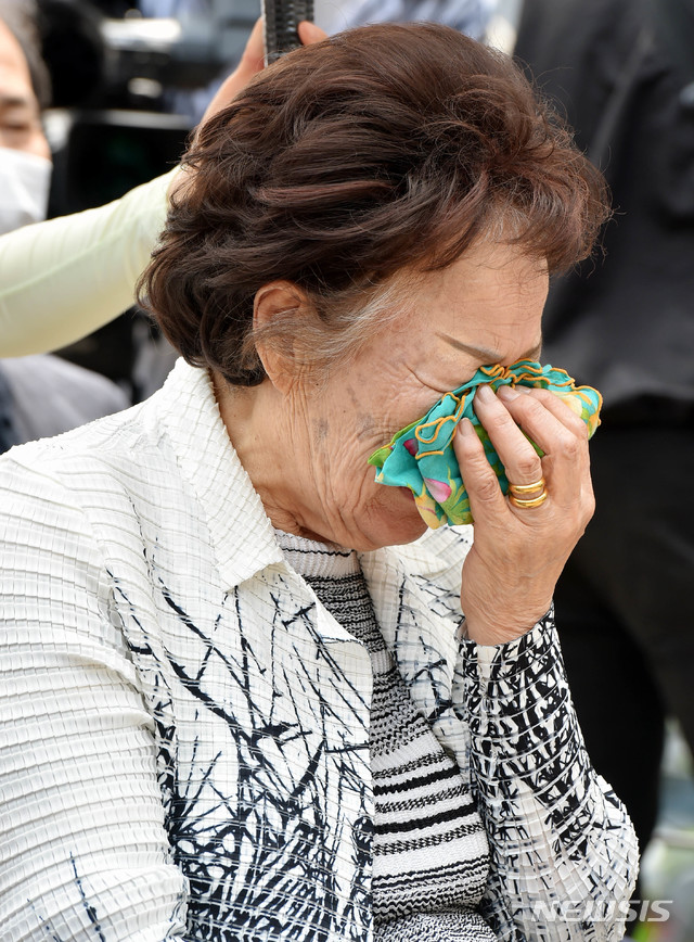 [대구=뉴시스]이무열 기자 = 일본군 위안부 피해자인 여성인권운동가 이용수(92) 할머니가 6일 오전 대구 중구 희움역사관에서 열린 대구·경북 일본군 '위안부' 피해자 추모의 날 행사에 참석해 애도를 표하고 있다. 2020.06.06. lmy@newsis.com