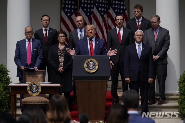  [워싱턴=AP/뉴시스]도널드 트럼프 미국 대통령(가운데)이 5일(현지시간) 백악관 로즈가든에서 기자회견을 하고 있다. 2020.6.6. 