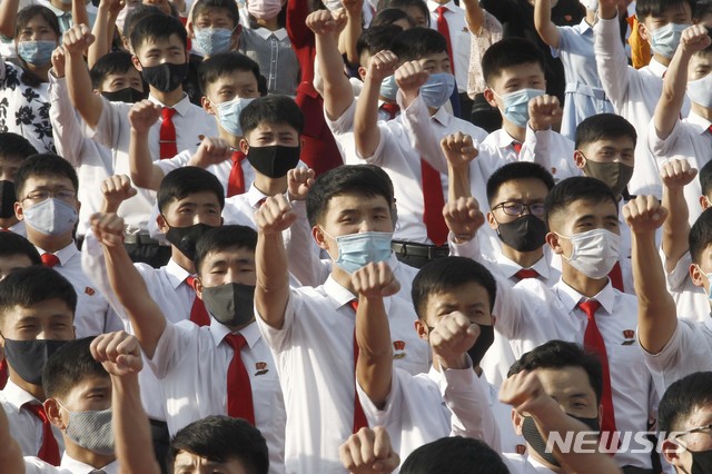 [평양=AP/뉴시스] 마스크를 착용한 북한 학생들이 6일 평양 청년공원 야외극장에서 남조선 당국과 탈북자들의 대북전단살포 등을 규탄하는 항의 군중 집회를 열고 구호를 외치고 있다. 2020.06.07. 