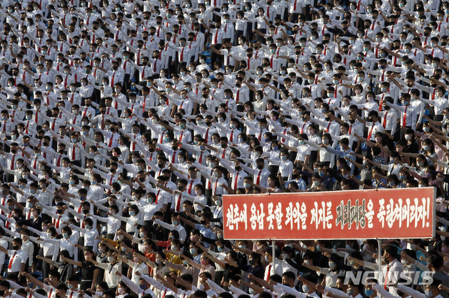 [평양=AP/뉴시스] 마스크를 착용한 북한 학생들이 6일 평양 청년공원 야외극장에서 남조선 당국과 탈북자들의 대북전단살포 등을 규탄하는 항의 군중 집회를 열고 구호를 외치고 있다. 2020.06.07.