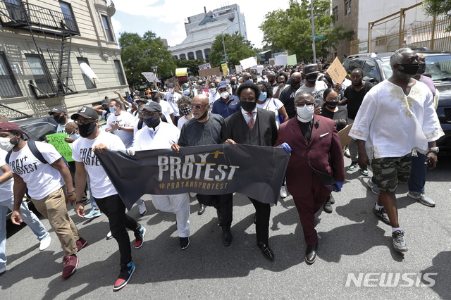 [ 뉴욕= AP/뉴시스] 7일 야간통금이 해제된 뉴욕 브루클린 지역을 통과하는 목회자 종교인들 시위대. 