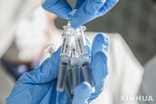 [베이징=신화/뉴시스] 3월16일(현지시간) 중국 베이징의 시노백 바이오텍에서 한 연구원이 신종 코로나바이러스 감염증(코로나19) 백신 샘플을 보여주고 있다. 2020.09.07.