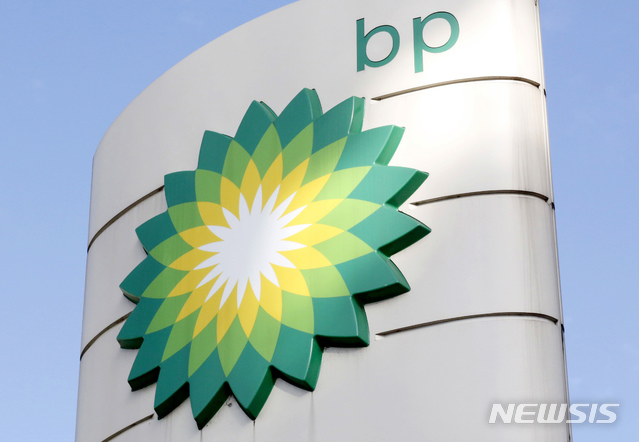 [런던=AP/뉴시스]2017년 8월1일(현지시간) 영국 런던에서 촬영한 석유기업 BP 로고. 2020.06.09. 