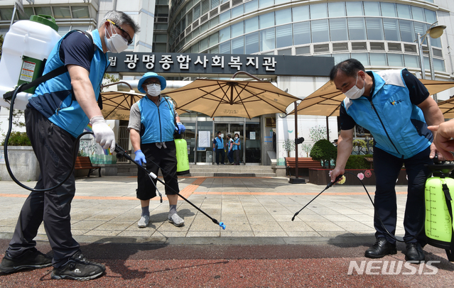 [광명=뉴시스] 김종택기자 = 경기 광명시 광명어르신보호센터에서 입소자 3명과 종사자 3명이 신종 코로나바이러스 감염증(코로나19) 확진 판정을 받은 가운데 9일 오후 광명종합사회복지관 앞에서 광명3동 자율방재단원들이 방역을 하고 있다. 2020.06.09. semail3778@naver.com