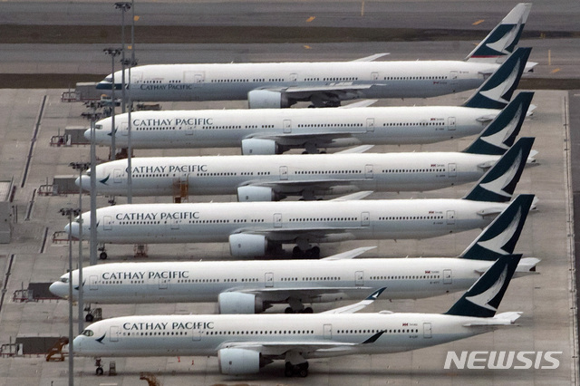 [홍콩=AP/뉴시스]지난 3월 6일 홍콩 국제공항 활주로에 캐세이퍼시픽 항공기가 줄지어 서있다. 2020.10.21.