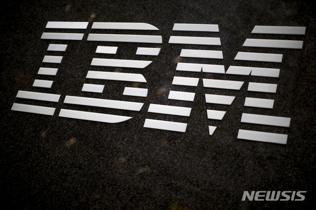 [뉴욕=AP/뉴시스]2017년 4월26일 뉴욕의 미드타운 맨해튼에 있는 IBM 빌딩에 IBM 로고가 보이고 있다. IBM은 6일(현지시간) 지금까지 개발된 것 중 가장 작으면서도 가장 강력한 마이크로칩인 2㎚(10억분의 1m) 칩을 개발했다고 발표했다고 CNN이 보도했다. 2021.5.7
