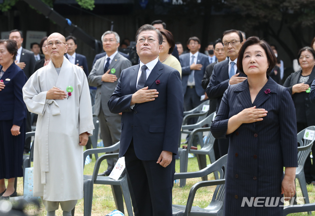 [서울=뉴시스]박영태 기자 = 문재인 대통령과 김정숙 여사가 10일 오전 서울 용산구 남영동 민주인권기념관(남영동 대공분실)에서 열린 제33주년 6·10민주항쟁 기념식에 참석해 국민의례를 하고 있다. 2020.06.10. since1999@newsis.com