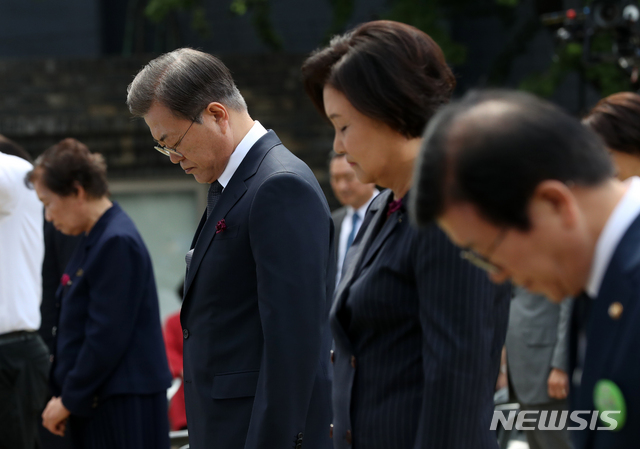 [서울=뉴시스]박영태 기자 = 문재인 대통령과 김정숙 여사가 10일 오전 서울 용산구 남영동 민주인권기념관(남영동 대공분실)에서 열린 제33주년 6·10민주항쟁 기념식에 참석해 고개 숙여 묵념하고 있다. 2020.06.10. since1999@newsis.com