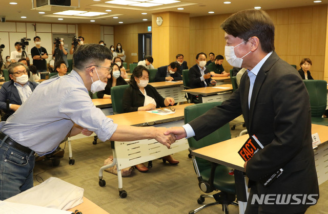 [서울=뉴시스] 장세영 기자 = 안철수 국민의당 대표와 진중권 전 동양대 교수가 10일 서울 여의도 국회 의원회관에서 열린 국민공부방 제1강 ‘우리시대의 정의란 무엇인가?’에 참석해 인사를 나누고 있다. 2020.06.10.  photothink@newsis.com