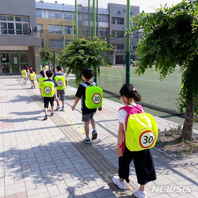 [대구=뉴시스] 이지연 기자 = 대구 본리초등학교 학생들이 가방 안전 덮개를 한 채 등교하고 있다. (사진=달서구청 제공) 2020.06.11. photo@newsis.com 이 사진은 기사 내용과 직접적인 관련 없음