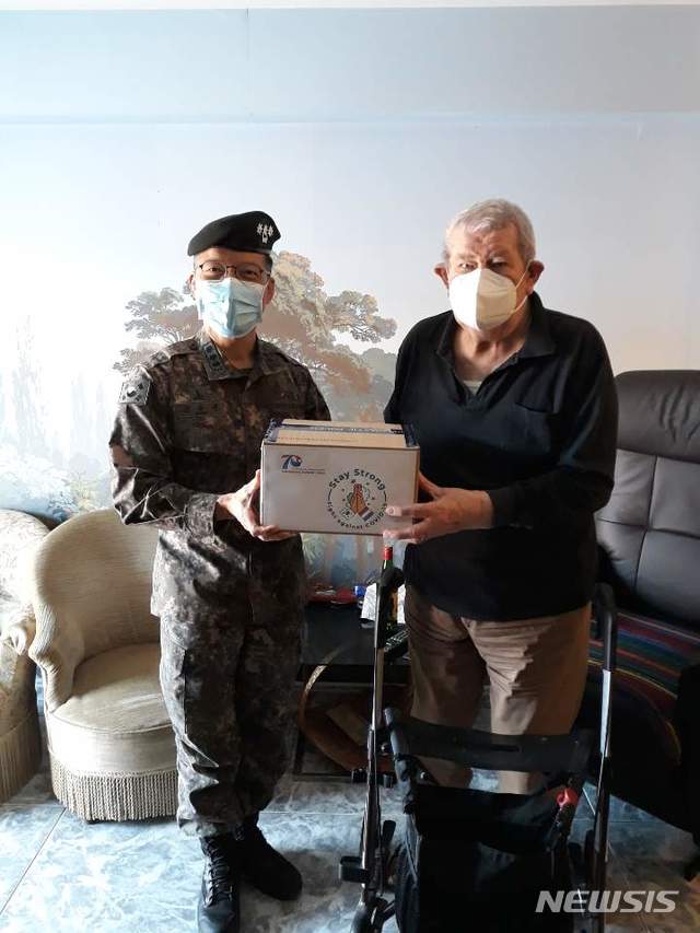 [서울=뉴시스] 주벨기에 국방무관이 벨기에 참전용사에게 한국 정부가 보낸 마스크를 전달하고 있다. (사진/국가보훈처 제공) photo@newsis.com