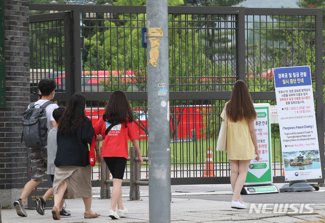 [서울=뉴시스]김명원 기자 = 수도권 지역 신종 코로나바이러스 감염증(코로나19) 신규 확진자 수가 이틀 만에 50명 대로 늘어난 가운데 12일 서울 종로구 경복궁은 지역감염확산 방지를 위해 지난달 말부터 휴관중이다. 문화재청은 주말인 14일까지 경복궁, 창덕궁, 창경궁, 덕수궁 등 4대궁과 종묘, 조선왕릉의 관람을 잠정 중단한다”고 밝힌 바 있다. 2020.06.12. kmx1105@newsis.com