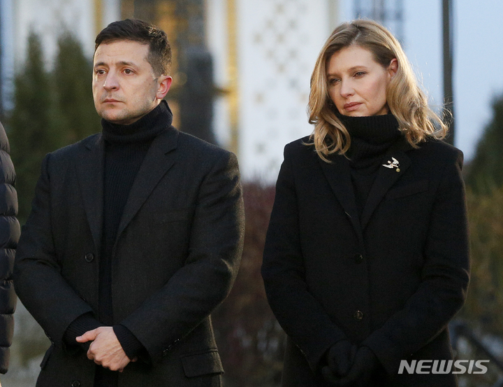 [키이우=AP/뉴시스]지난 2019년 11월 23일 장례식에 참석한 볼로디미르 젤렌스키(왼쪽) 우크라이나 대통령과 부인 올레나 젤렌스카(오른쪽) 여사. 2022.03.09.