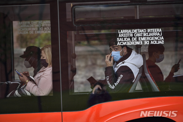 [빌바오=AP/뉴시스] 스페인 북서부 갈리시아 지방은 5일(현지시간) 자정부터 오는 10일까지 일시적인 이동금지령을 내렸다. 신종 코로나바이러스 감염증(코로나19) 확산을 막기 위해서다. 사진은 지난달 12일 스페인 빌바오의 한 버스 승객들이 일제히 마스크를 착용한 모습. 2020.7.6. 