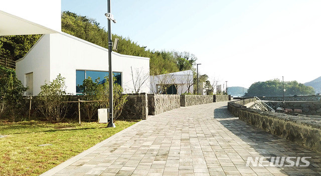여수 예울마루 앞 예술의 섬 '장도'에 설치한 창작 스튜디오