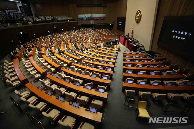 [서울=뉴시스]김선웅 기자 = 15일 오후 서울 여의도 국회 본회의장에서 미래통합당 의원들이 불참한 가운데 제379회국회(임시회) 제5차 본회의가 열리고 있다. 2020.06.15.  mangusta@newsis.com