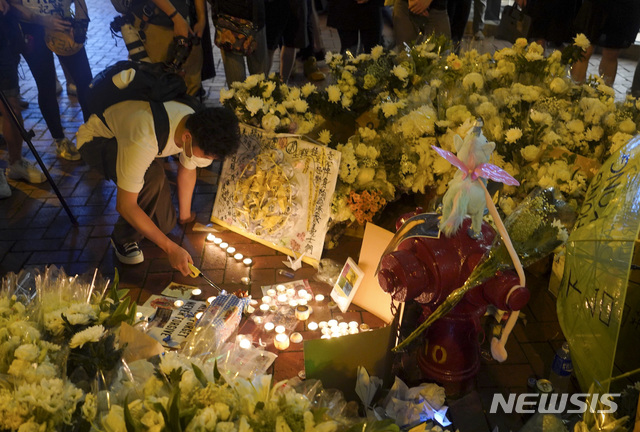 [홍콩=AP/뉴시스] 15일(현지시간) 홍콩 애드미럴티의 쇼핑몰에서 송환법에 반대하는 시위를 벌이다가 추락사한 남성의 사망 1주년을 추모하려고 모인 시민들의 모습. 2020.06.16. 