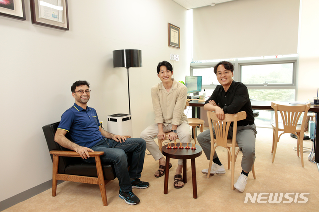 왼쪽부터 공동교신저자 마흐무드 연구교수, 제1저자 김정원 연구원, 교신저자 김건태 교수