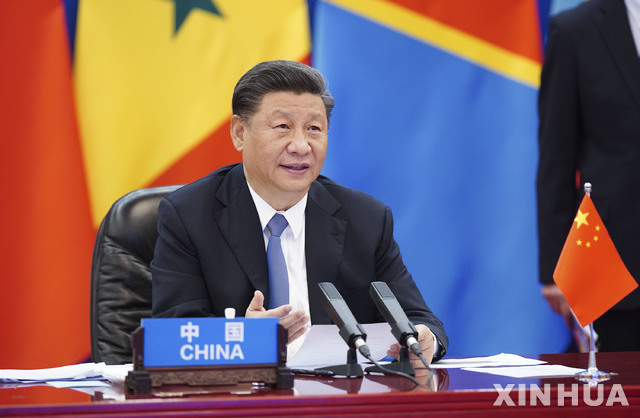 [베이징=신화/뉴시스]시진핑 중국 국가주석이 17일 중국 베이징에서 화상회의로 열린 '중국-아프리카 코로나19 대응 특별 정상회의' 의장을 맡아 기조연설을 하고 있다. 시 주석은 기조연설을 통해 "코로나19 대응에 힘을 합쳐 어려운 시기를 함께 극복하자"라며 중국과 아프리카의 돈독한 협력 관계를 강조했다. 2020.06.18.
