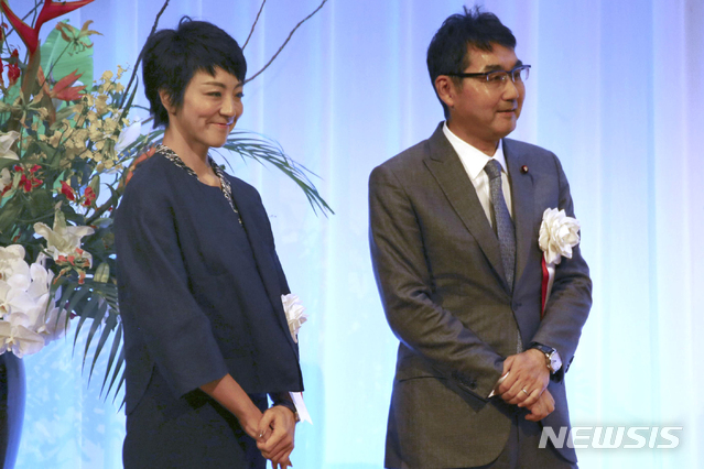 [히로시마=AP/뉴시스]지난 2019년 9월 23일 가와이 가쓰유키 전 법무상(오른쪽)과 가와이 안리 전 참의원 의원(왼쪽)이 히로시마에서 열린 정치자금 모금 파티에 참석한 모습. 20201.06.18.