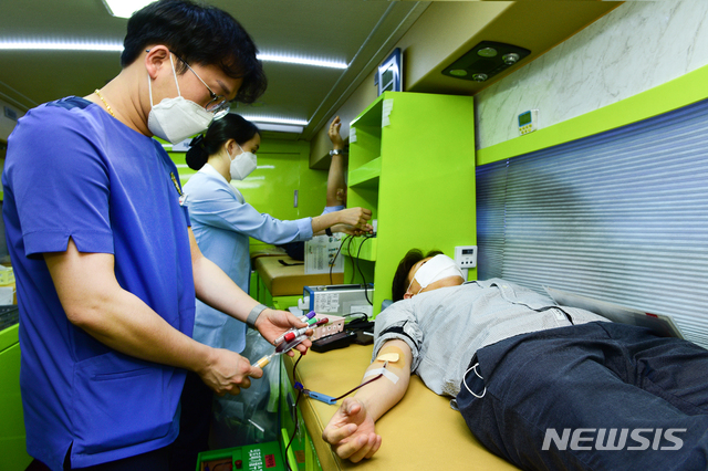 [서울=뉴시스]한국전력은 지난달 15일부터 6월5일까지 3주 동안 나주 본사와 서울 등 전국 15개 지역본부 임직원들이 참여하는 '사랑나눔 헌혈 캠페인'을 진행했다. (사진=한국전력 제공)