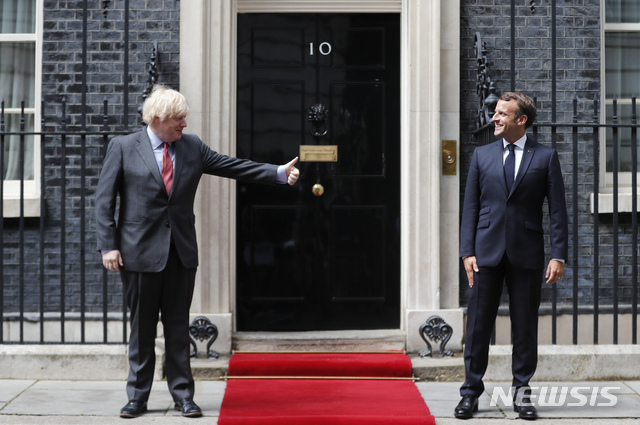 [런던=AP/뉴시스]보리스 존슨 영국 총리(왼쪽)와 에마뉘엘 마크롱 프랑스 대통령이 지난해6월(현지시간) 영국 런던 다우닝가10번지 총리 관저에서 회동했다. 2020.6.19. 