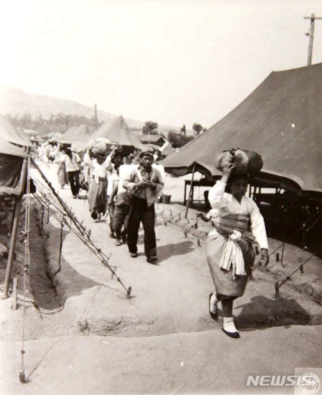 [서울=뉴시스] 1947년 5월 월남인들이 개성에 설치된 수용소에 들어오고 있다. (사진=미국 국립문서기록청) 2020.06.21. photo@newsis.com (* 위 사진은 재배포, 재판매, DB 및 활용을 금지합니다)