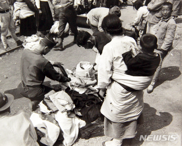 [서울=뉴시스] 1947년 5월 38선을 넘은 월남인들이 미군 헌병들한테 짐 검사를 받고 있다. (사진=미국 국립문서기록청) 2020.06.21. photo@newsis.com (* 위 사진은 재배포, 재판매, DB 및 활용을 금지합니다)