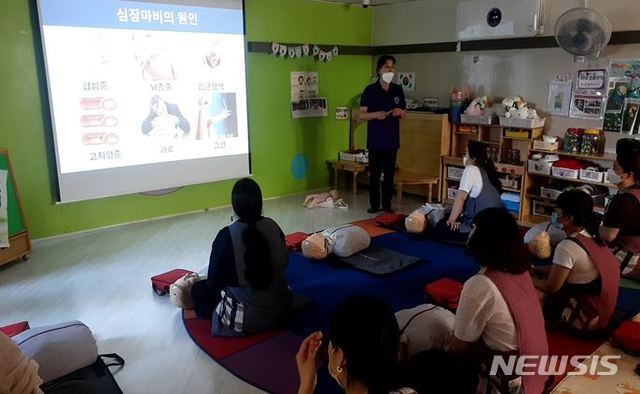 [서울=뉴시스] 서울 동작구에서 관내 어린이집을 직접 찾아가 보육교사를 대상으로 응급구조 및 심폐소생술 교육을 실시하는 모습. (사진=서울 동작구 제공) 2020.06.23. photo@newsis.com 