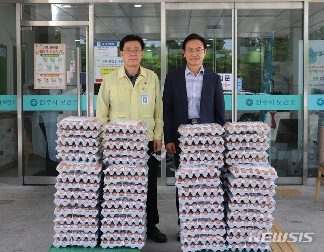 [진주=뉴시스] 금포농원 문국동 대표가 24일 코로나19로 고생하는 의료진에게 구운 계란 100판을 기부했다.