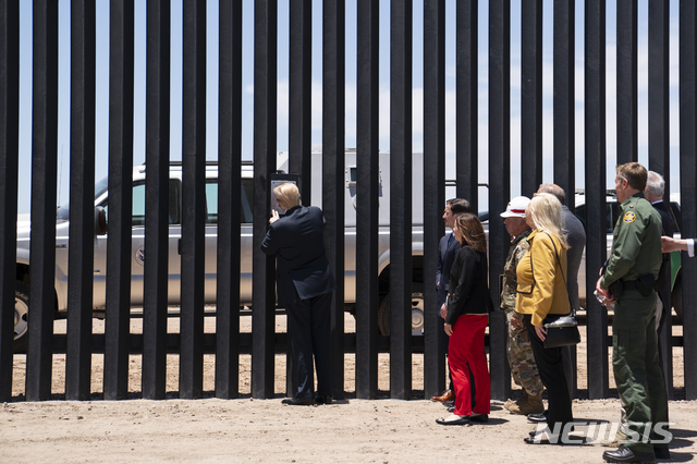  [산루이스=AP/뉴시스]도널드 트럼프 미국 대통령이 23일(현지시간) 미 애리조나주 산루이스의 국경장벽을 방문해 장벽에 서명하고 있다. 2020.06.24. 