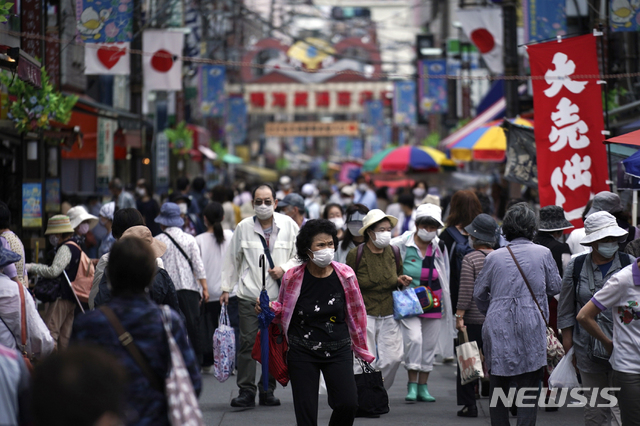 [도쿄=AP/뉴시스]지난 24일 일본 수도 도쿄의 한 거리가 쇼핑객들로 붐비고 있다. 2020.06.24.