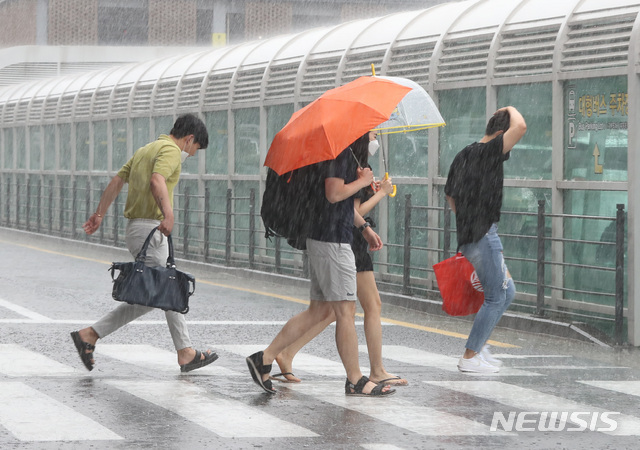 [제주=뉴시스] 제주국제공항에서 관광객들이 비를 피해 이동하고 있다. (사진=뉴시스DB)