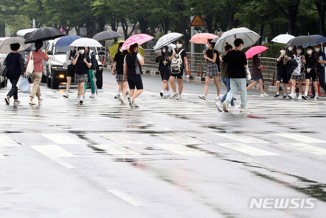 [인천=뉴시스] 이종철 기자 = 본격적인 장마가 시작된 지난달 24일 오후 인천시 남동구 터미널사거리에서 학생들이 우산을 쓰고 도로를 건너가고 있다. 2020.06.24. jc4321@newsis.com