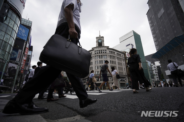 [도쿄=AP/뉴시스]지난 24일 일본 수도 도쿄의 긴자 거리에서 시민들이 횡단보도를 건너고 있다. 2020.06.25.