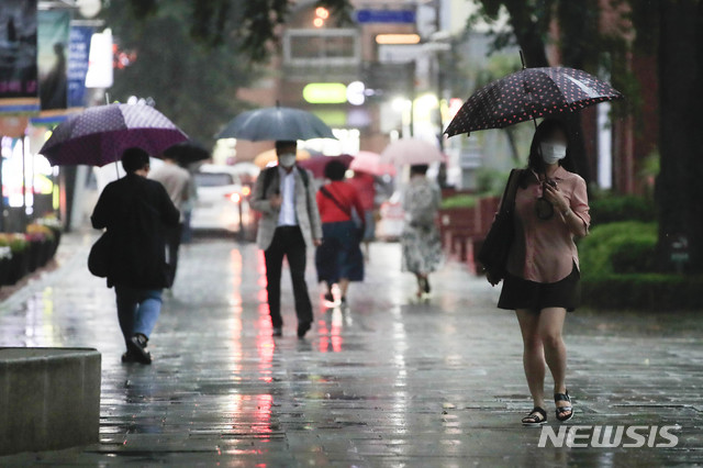 [서울=뉴시스] 박민석 기자 = 서울 지역에 장맛비가 내리고 있는 지난 24일 오후 서울 종로구 마로니에 공원에서 우산을 쓴 시민들이 발걸음을 옮기고 있다. 2020.06.24. mspark@newsis.com