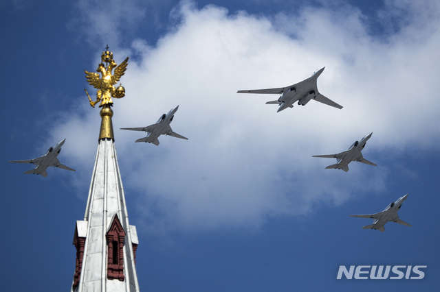 [모스크바=AP/뉴시스]24일(현지시간) 러시아 모스크바 붉은광장에서 제2차 세계대전 승전 75주년 기념 군사 퍼레이드가 열려 러시아 공군 전략폭격기 TU-160(가운데)과 TU-22M3기가 붉은광장 상공을 날고 있다. 2020.06.24.