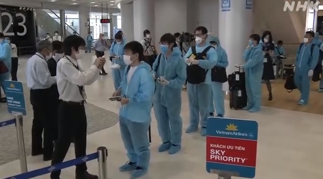 [서울=뉴시스]지난달 25일 오전 일본 나리타 공항에서 비즈니스 관계자들이 베트남으로 향하는 비행기에 탑승하기 위해 줄을 서 발열 체크를 기다리고 있다. 일본은 신종 코로나바이러스 감염증(코로나19)로 제한했던 입국 조치를 베트남을 대상으로 첫 완화했다. 2020.06.25. 